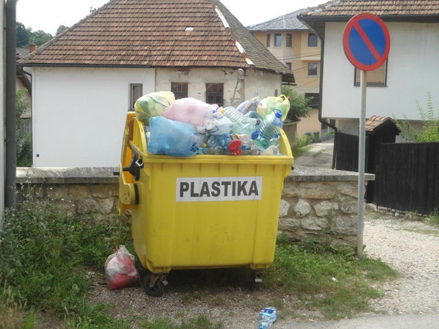 Svakim danom građani sve više stiču naviku da odlažu otpad u predviđene kontejnere. Nadam se da će uskoro ovdje biti još jedan kontejner