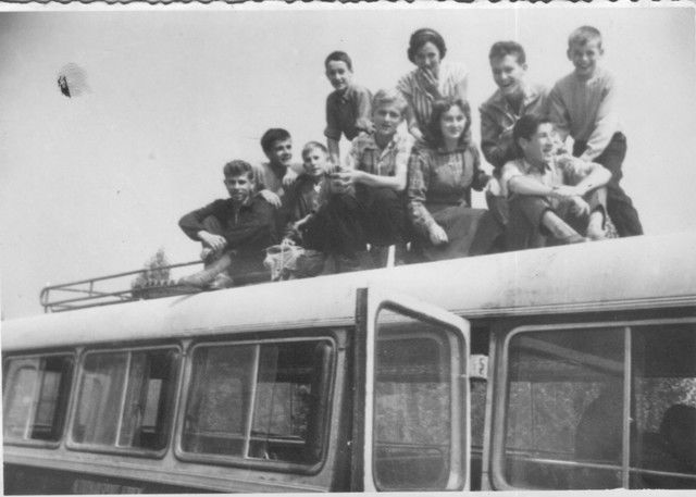 Učenici koji su 1959. godine putovali u Doboj kako bi pohađali srednju školu