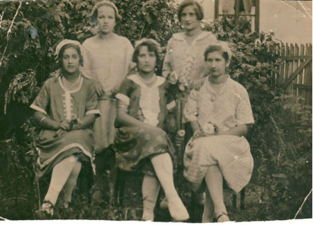 Polaznice Singerovog tečaja šivanja i šljenganja u Tešnju, Tabaci ljeto 1931. godine.