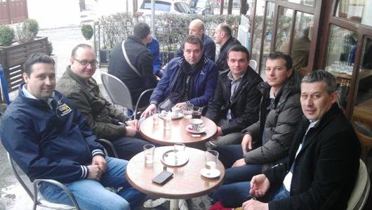 Almirovi školski drugovi s lijeva na desno:Kemal Hadžić, Ismar Alagić, Atif Gredelj, Siniša Marić, Miodrag Đorđević i brat Kemala Hadžića