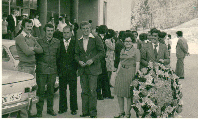 Sulejman Brka, Ramiz Brkić, Fikret Dizdarević, Rušto Pobrić, Suzana Popović i Mujo Brka, nastavnici OŠ Huso Hodžić pred polazak na polaganje cvijeća na spomenik Husi Hodžiću 1973. godine