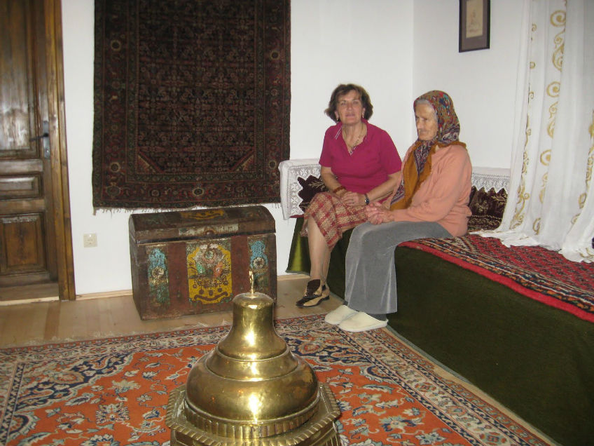 Nađa i kćerka Šida pokraj iranskog svilenog tepiha starog 150 godina, stare sahare i mangale kojim se ne zna starost
